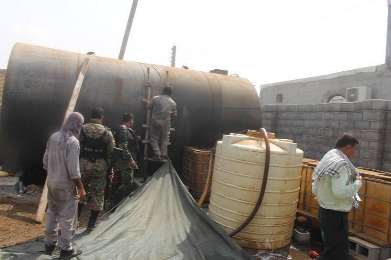 کشف محل دپو هزاران لیتر سوخت قاچاق در بندر چیروئیه استان هرمزگان