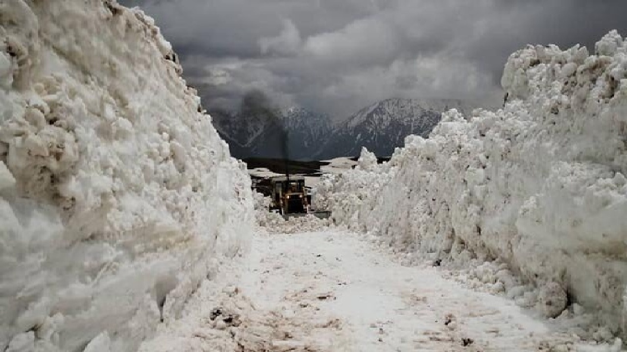 گردنه‌های گله بادوش و فرسش همچنان مسدود است