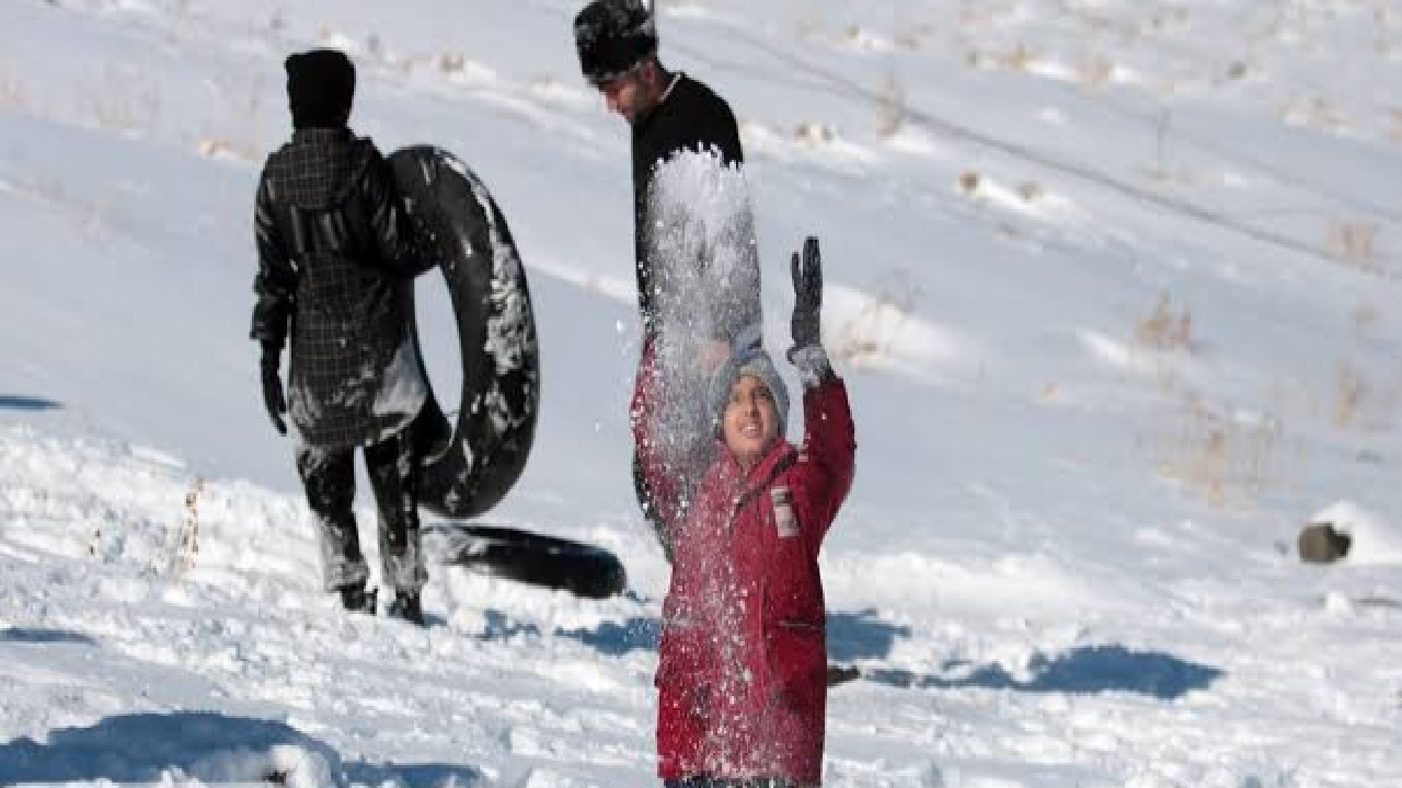 شادی مردم از بارش برف و باران در لرستان + فیلم