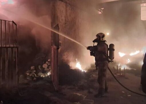 مهار آتش‌سوزی بامدادی یک انبار لباس بعد از ۱۲ ساعت عملیات