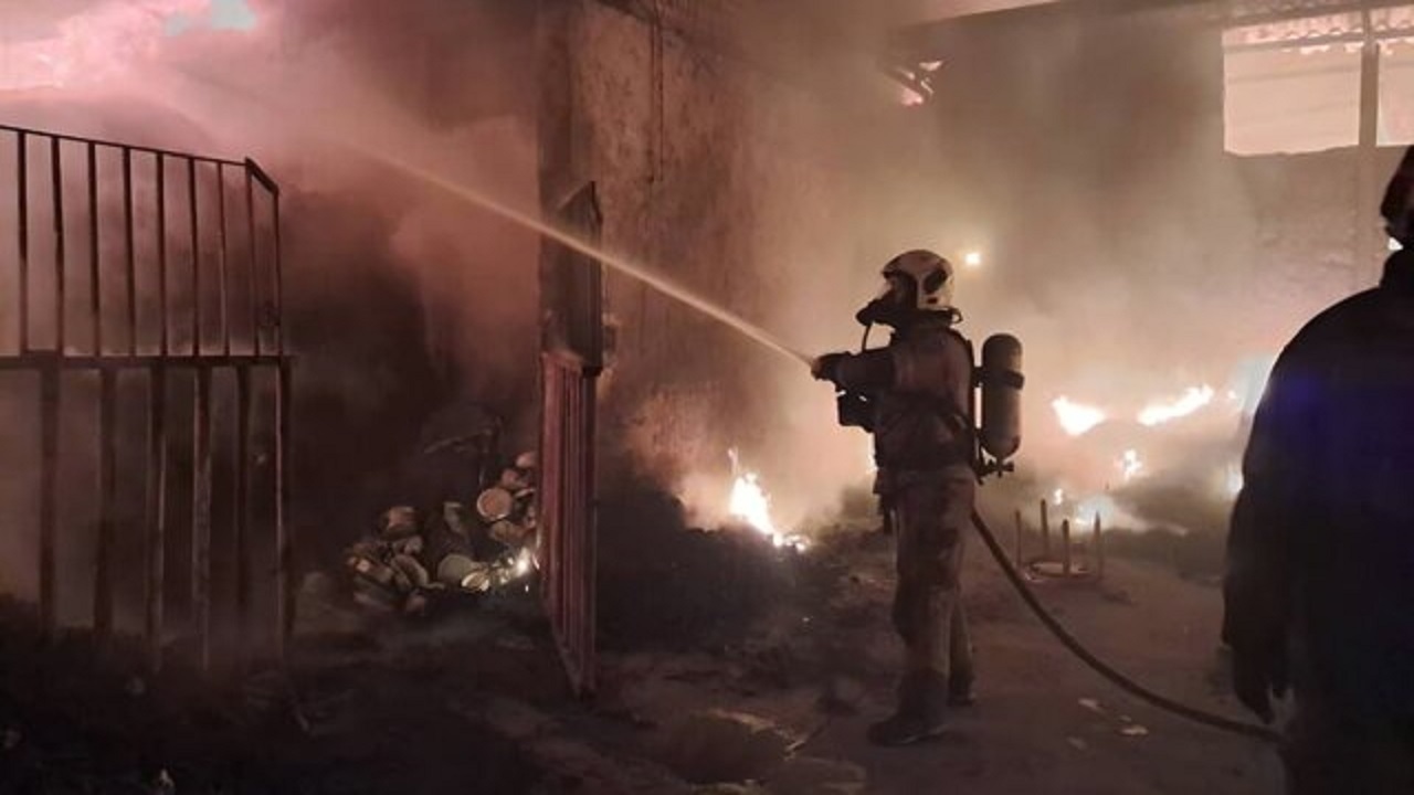 مهار آتش‌سوزی بامدادی یک انبار لباس بعد از ۱۲ ساعت عملیات