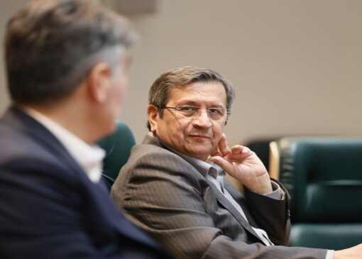 همتی: ثبات اقتصادی، اولویت اول بانک مرکزی است