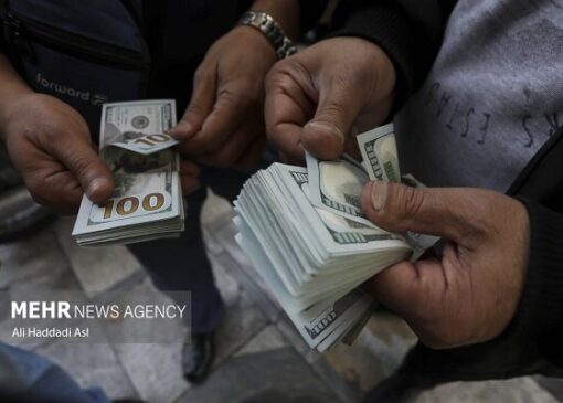 زیرمیزی‌های ارزی در تالار دوم به جریان افتاده است