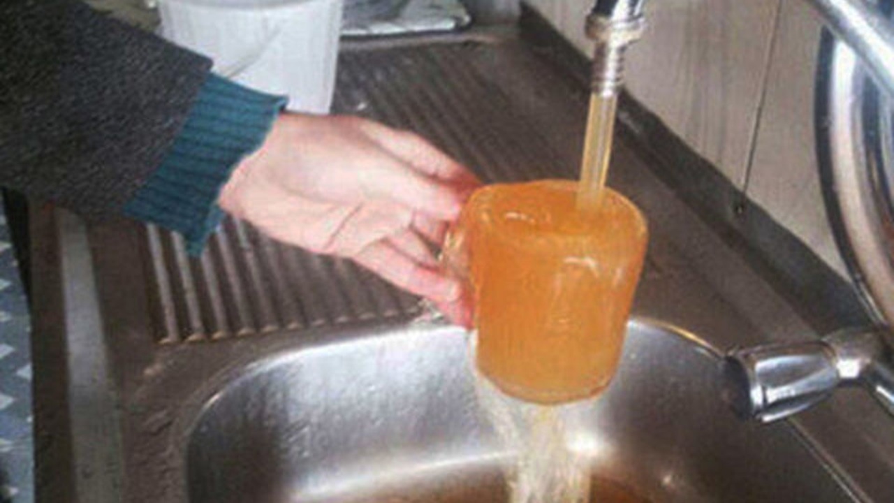 آب شرب گل آلود معضل اهالی منطقه یک فرهنگیان اهواز شد + فیلم