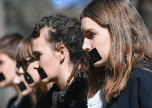 این لبخند‌های آماریِ زنان، دروغ می‌گویند