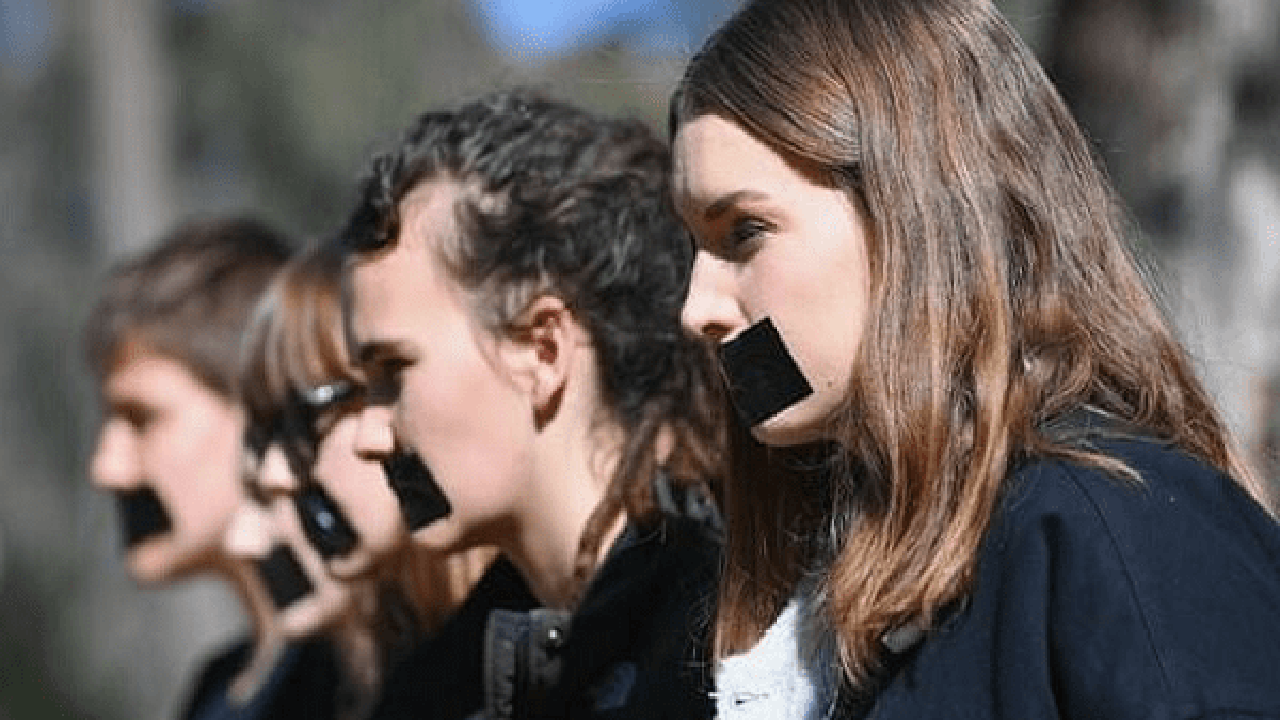 این لبخند‌های آماریِ زنان، دروغ می‌گویند