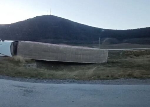 واژگونی دو دستگاه تریلی و یک دستگاه کامیون در محور آزادشهر به مینودشت + فیلم