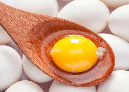 مصرف خام زرده تخم‌مرغ برای گلودرد، توصیه‌ای بدون پشتوانه علمی است