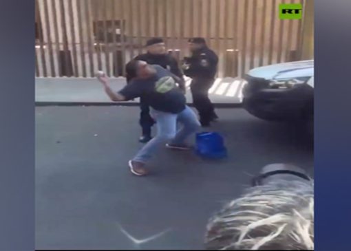 پرتاب تخم‌مرغ به سمت سفارت آمریکا در مکزیک + فیلم