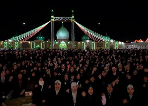 رجز‌خوانی ۱۱۰۰ دانش آموز معتکف در مسجد جمکران + فیلم