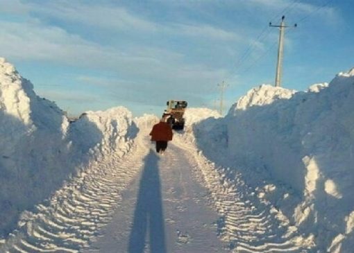 ثبت صحنه‌هایی کم‌نظیر از ارتفاع ۵ متری برف در گردنه گله‌بادوش الیگودرز + فیلم