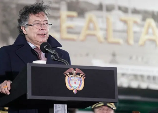 رئیس‌جمهور کلمبیا هشدار داد: در صورت تهدید آمریکا دوباره اسلحه برمی‌دارم