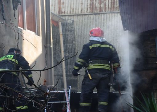 آتش سوزی یک ساختمان مسکونی ۲ طبقه در رشت