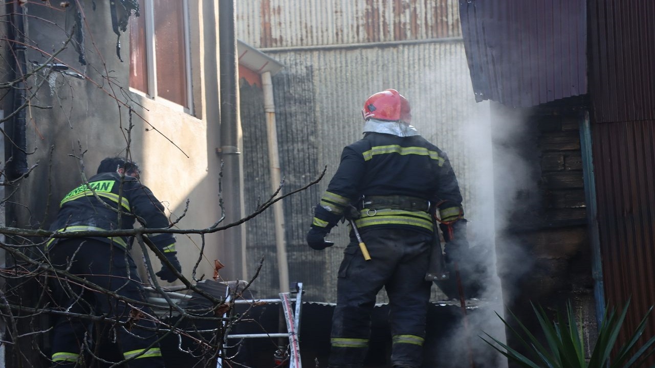 آتش سوزی یک ساختمان مسکونی ۲ طبقه در رشت