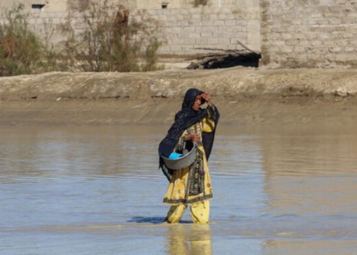 نجات جان مادر و نوزاد در محاصره سیلاب میرجاوه