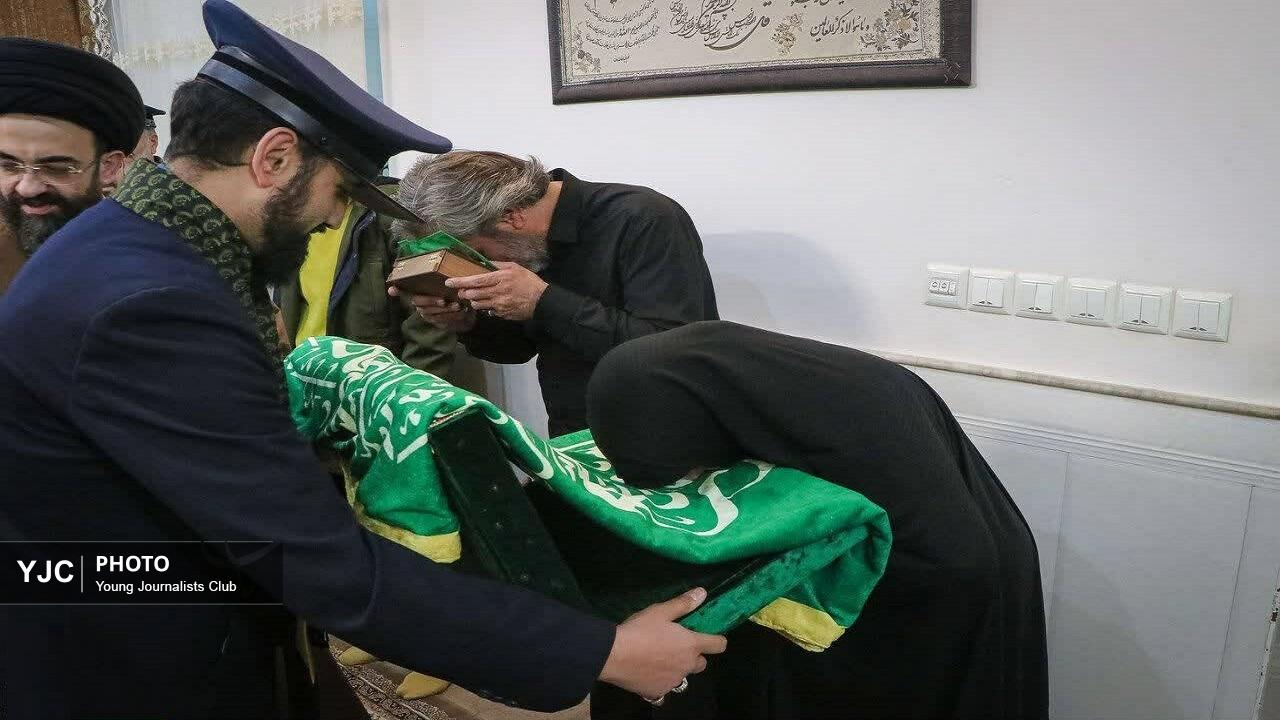 دیدار خادمان حرم امامزاده موسی مبرقع و اهالی رسانه قم با خانواده شهید اغتشاشات اخیر