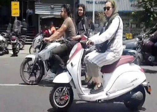 معاون وزیر دادگستری: صدور گواهینامه موتورسیکلت برای بانوان حق طبیعی آنهاست