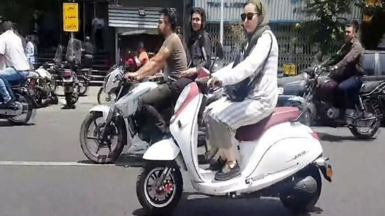 معاون وزیر دادگستری: صدور گواهینامه موتورسیکلت برای بانوان حق طبیعی آنهاست