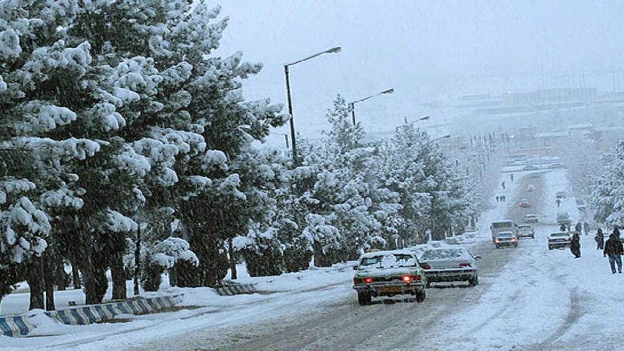 گرفتاری مسافران در برف و کولاک محور تکاب- شاهین دژ/ نجات ۱۱۴ سرنشین