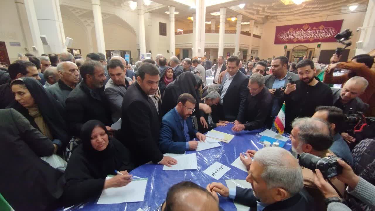 میز خدمت مشترک مدیران ارشد فارس در حرم شاهچراغ(ع) برپا شد