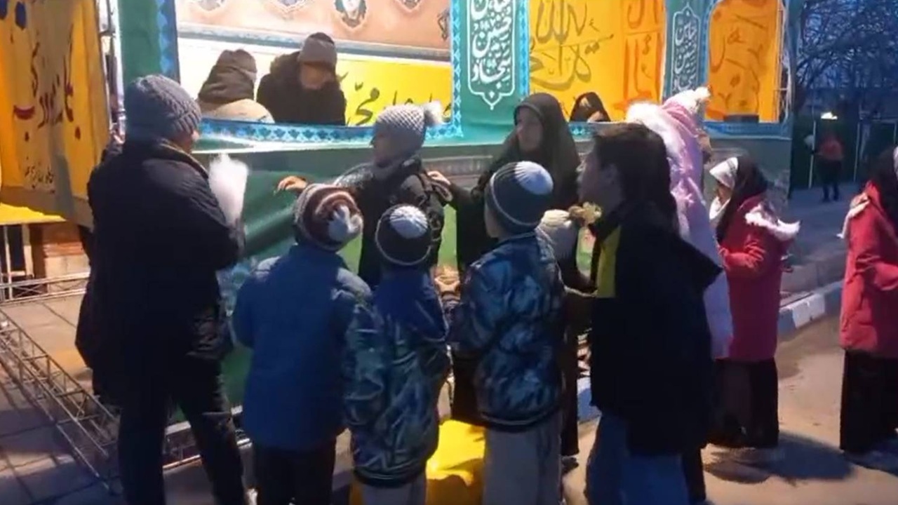 برپایی ایستگاه صلواتی در صالح آباد به مناسبت اعیاد شعبانیه + فیلم