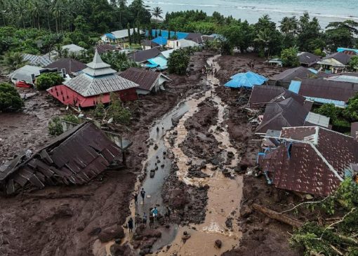 تعداد کشته‌های رانش زمین در اندونزی به ۶۴ نفر رسید